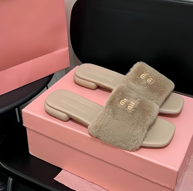 Luxury Slides Designer men women Casual Slippers Ladies Wool Winter Fur Fluffy Furry outdoors flats Warm Home Scuffs Letters shearling Comfortable Flip Flop 35-41