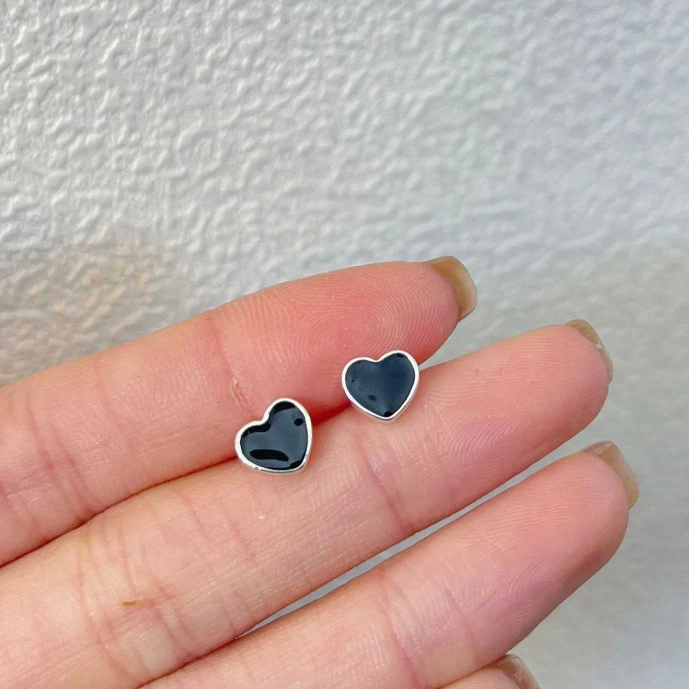 Small Black Color Heart Stud Earring for Women Sweet Temperament Mini Simple Jewelry Accessories Wholesale Christmas Day GiftX240918