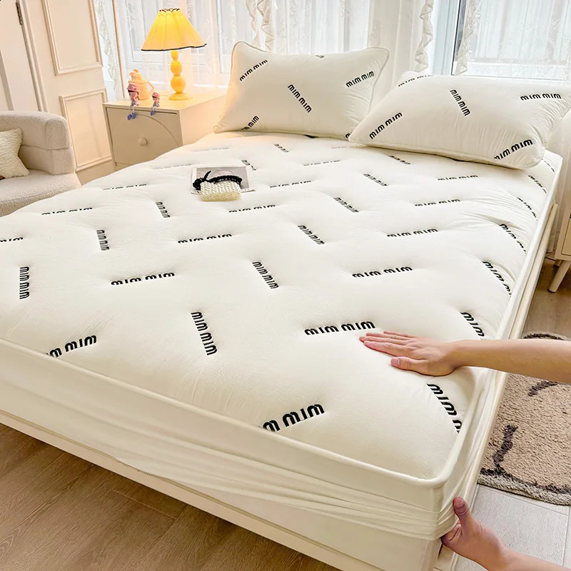 Sheet 1 piece of bedding cover with white letters embroidered bed cover single/large/large mattress protector thick bed cover 240918