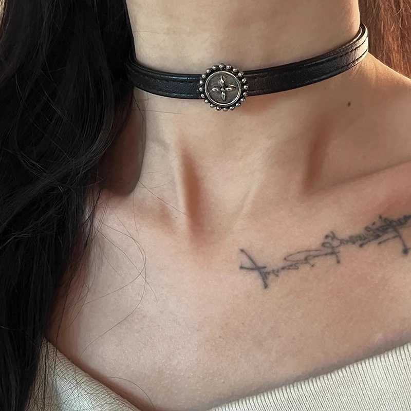 Vintage Flower Heart Necklace for Women Fashion Punk Pu Leather Choker Collar Chain Jewelry Goth Cool Stuff Couple AccessoriesX240918