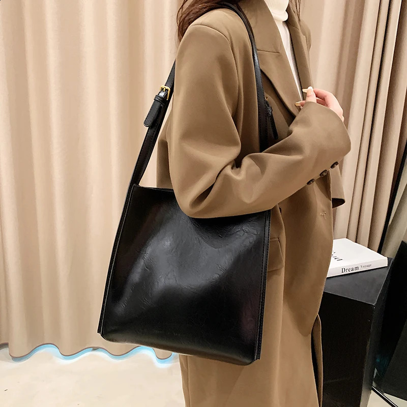 High quality womens handbag shiny leather shopping bag shoulder bag retro large capacity shopping bag handbag 240918