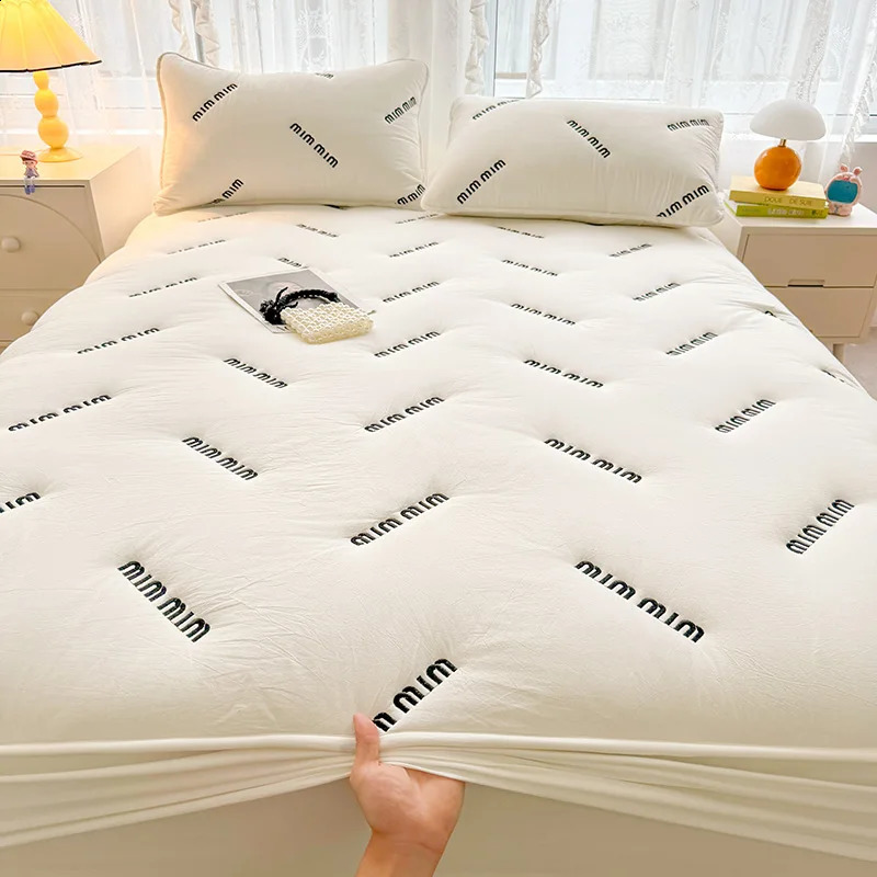 Sheet 1 piece of bedding cover with white letters embroidered bed cover single/large/large mattress protector thick bed cover 240918