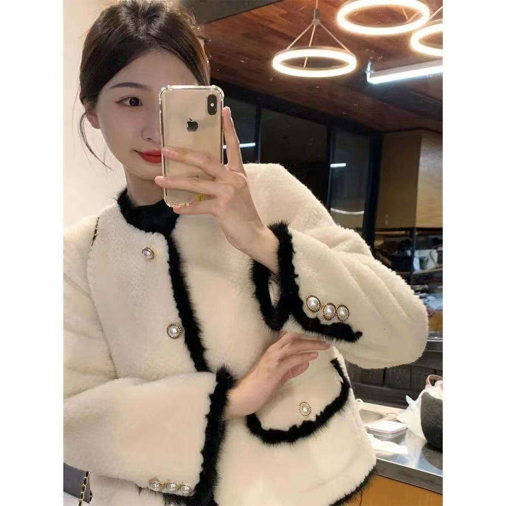 Xiaoxiangfeng jacket for socialite light thick lamb wool 2024 autumn winter new item short and small fur top