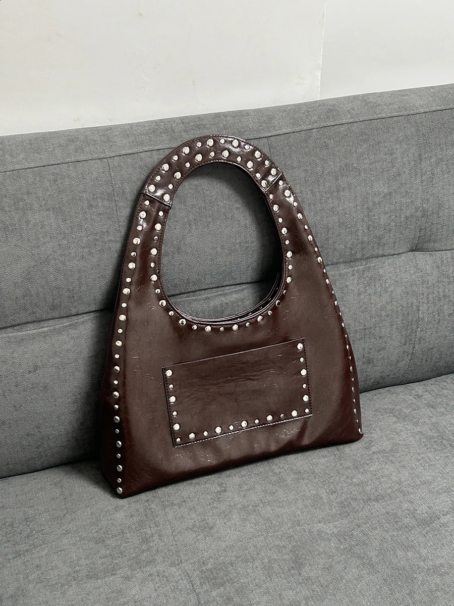 24 retro rivet decorative shoulder bag European and American motorcycle wind oil wax leather armpit handbag for women 240909