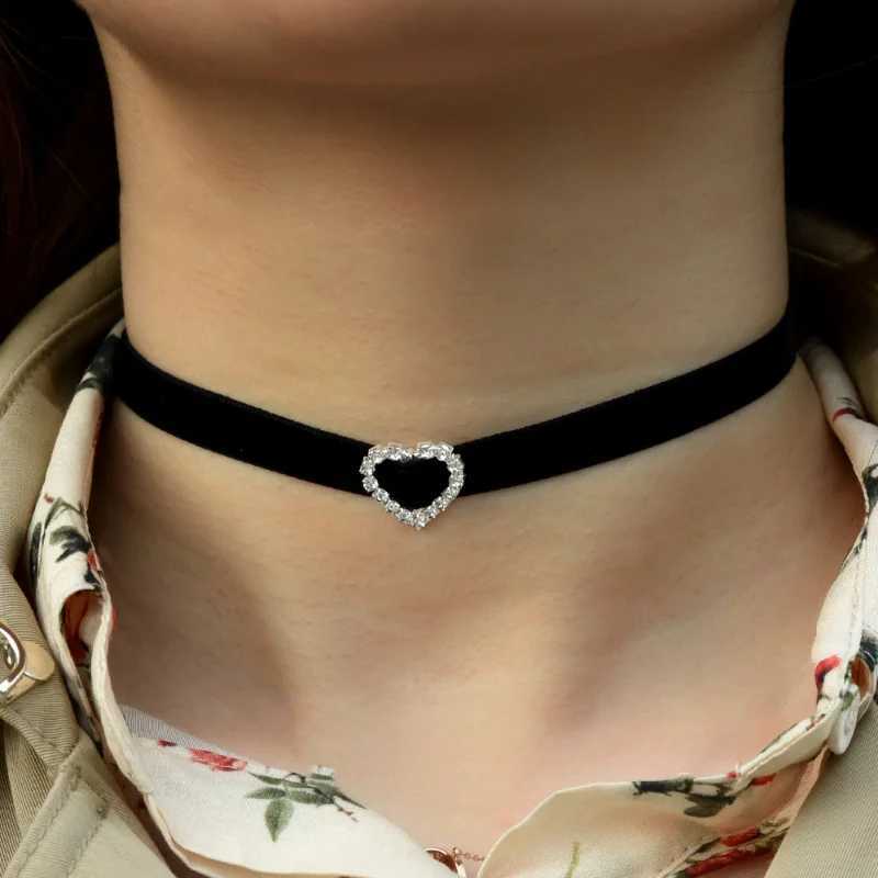 Korean Fashion Velvet Choker Necklace for Women Vintage Sexy Black Necklace with Pendants Gothic Girl Choker Neck JewelryX240918