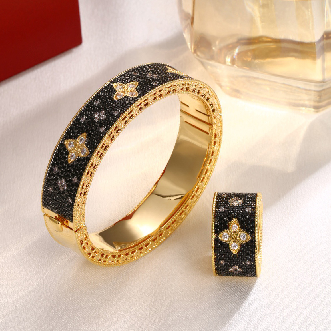Designer Italian Style Full Diamond Palace Flower Woven Pattern Gold Plated Light Luxury Elegant Gemstone Inlaid Retro Bracelet Jewelry Gift
