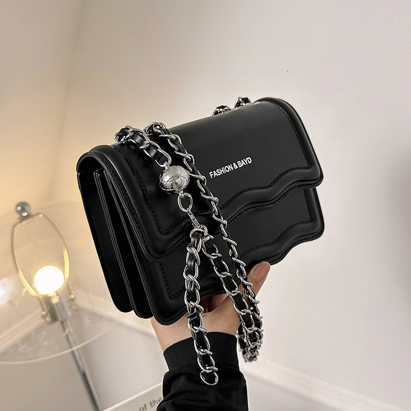 Chain Small Square Bag 2025 New Solid Color Simple Fashion Designer Bag Multi Functional Exquisite Chain Single Shoulder Western Crossbody Bag Dumplin