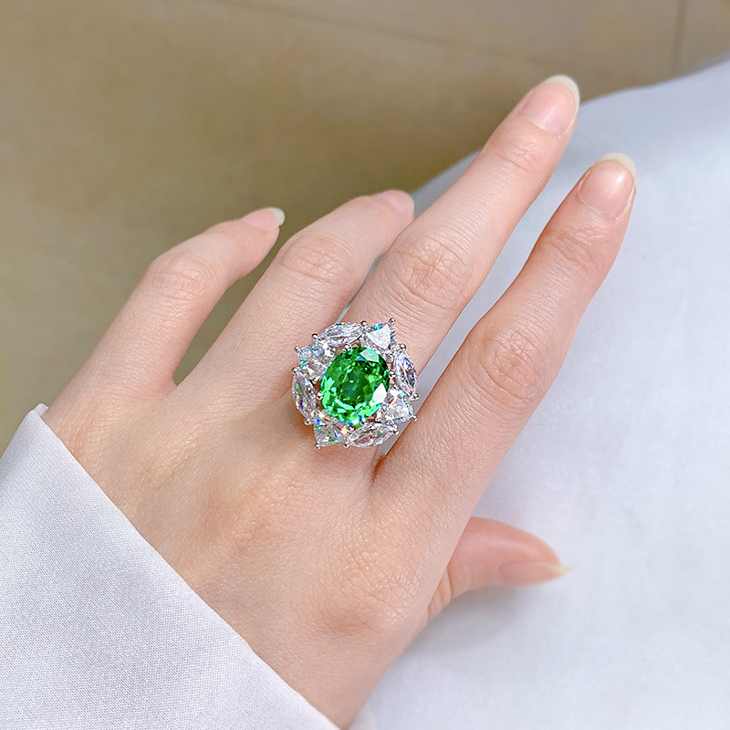 Elegant Oval Cut Emerald Moissanite Wedding Ring in Sterg Sier