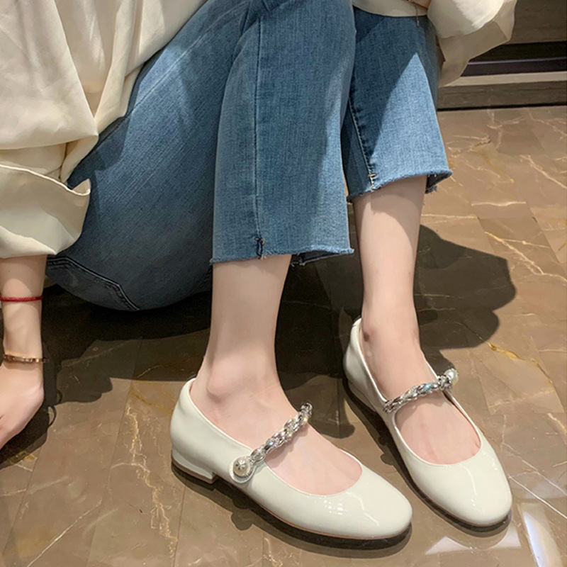 Pearl Accent Single-Strap Women's Mary Janes in Patent Leather 2501