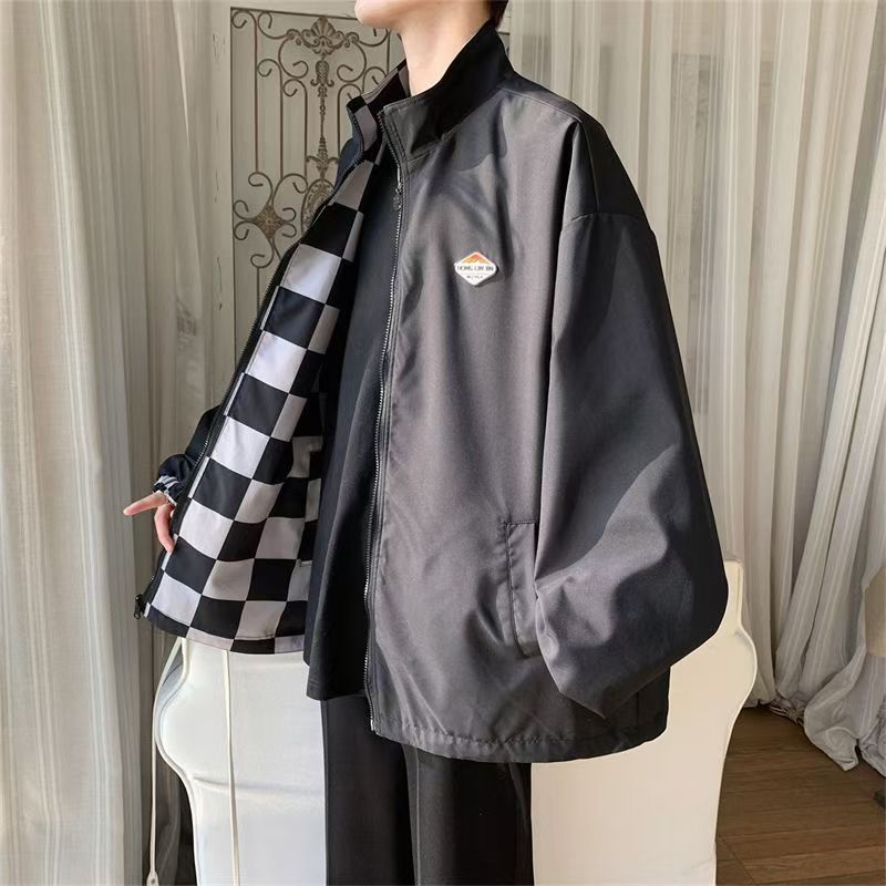 Wearing spring and autumn coats on both sides, men's and women's jacket collars are loose and casual.