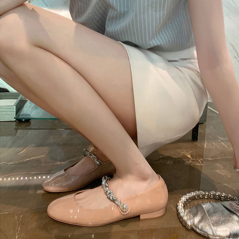 Pearl Accent Single-Strap Women's Mary Janes in Patent Leather 2501