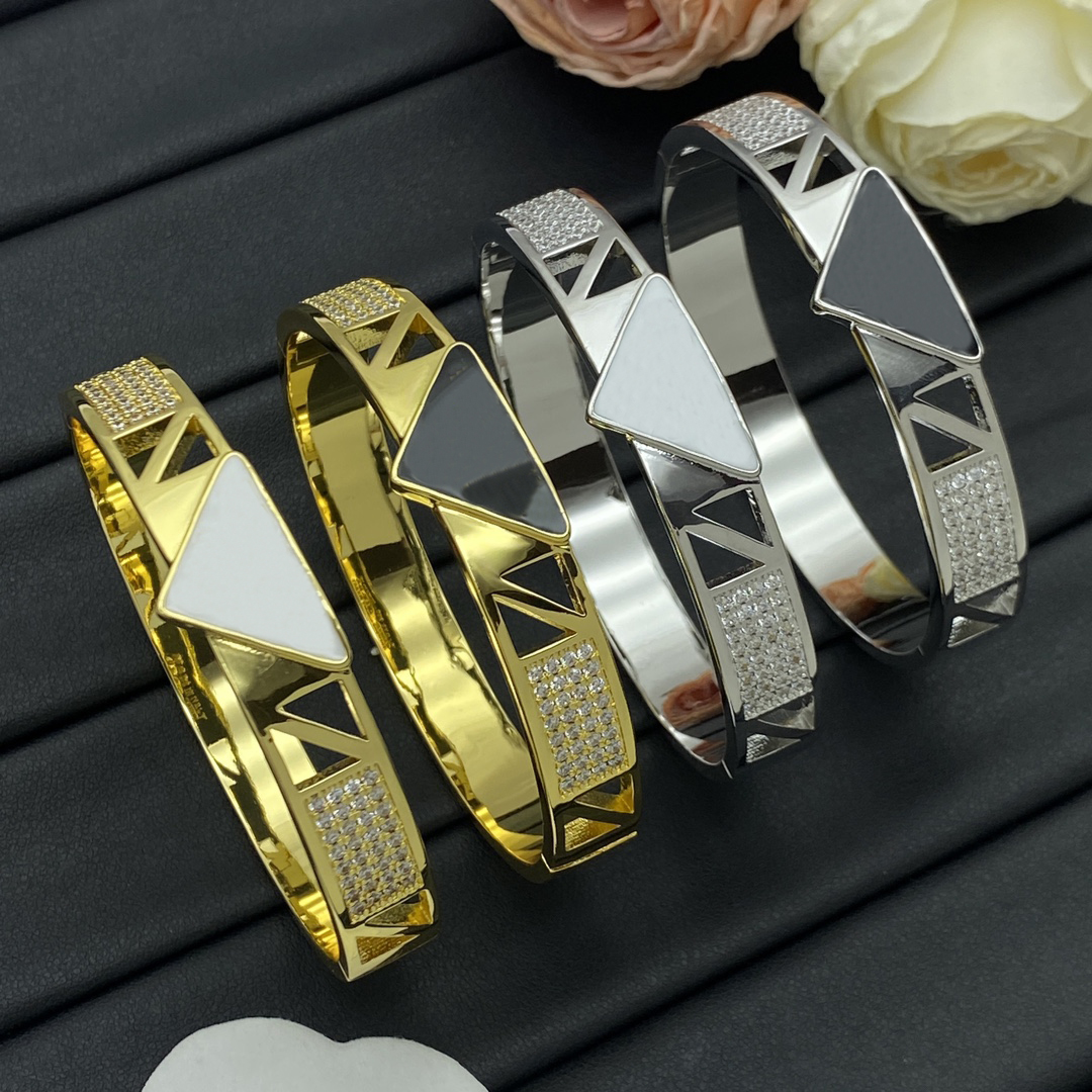 Designer Bangles Charm Women Bracelets Pendant Jewelry Gold Plated Copper Black Wristband Cuff Fashion Accessories
