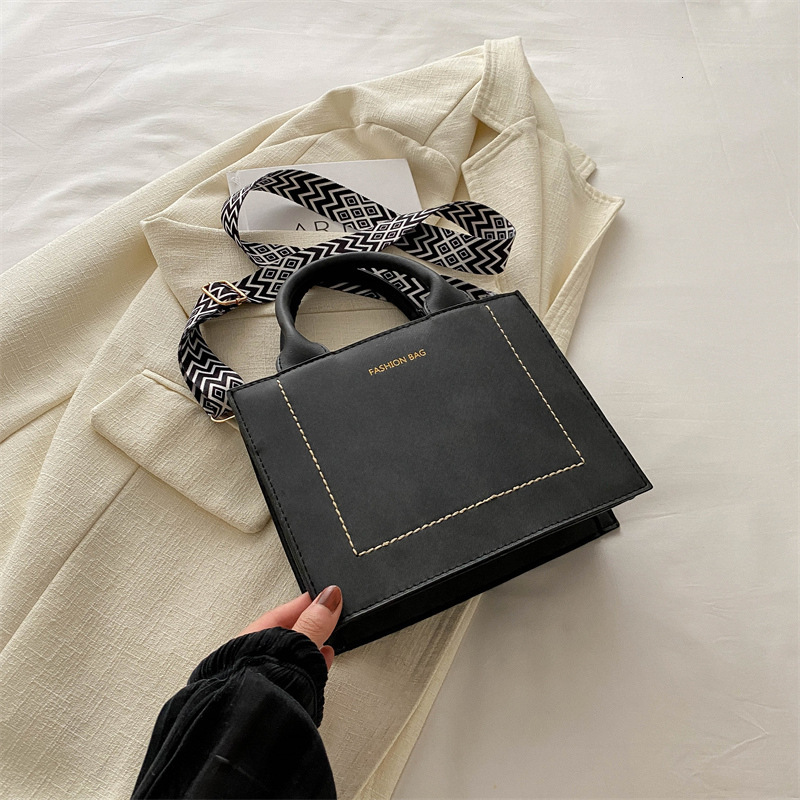 2025 New Korean Style Designer Women's Handheld Fashion Casual Single Shoulder Small Square Bag Trendy Underarm Bag This Year's Popular Cros