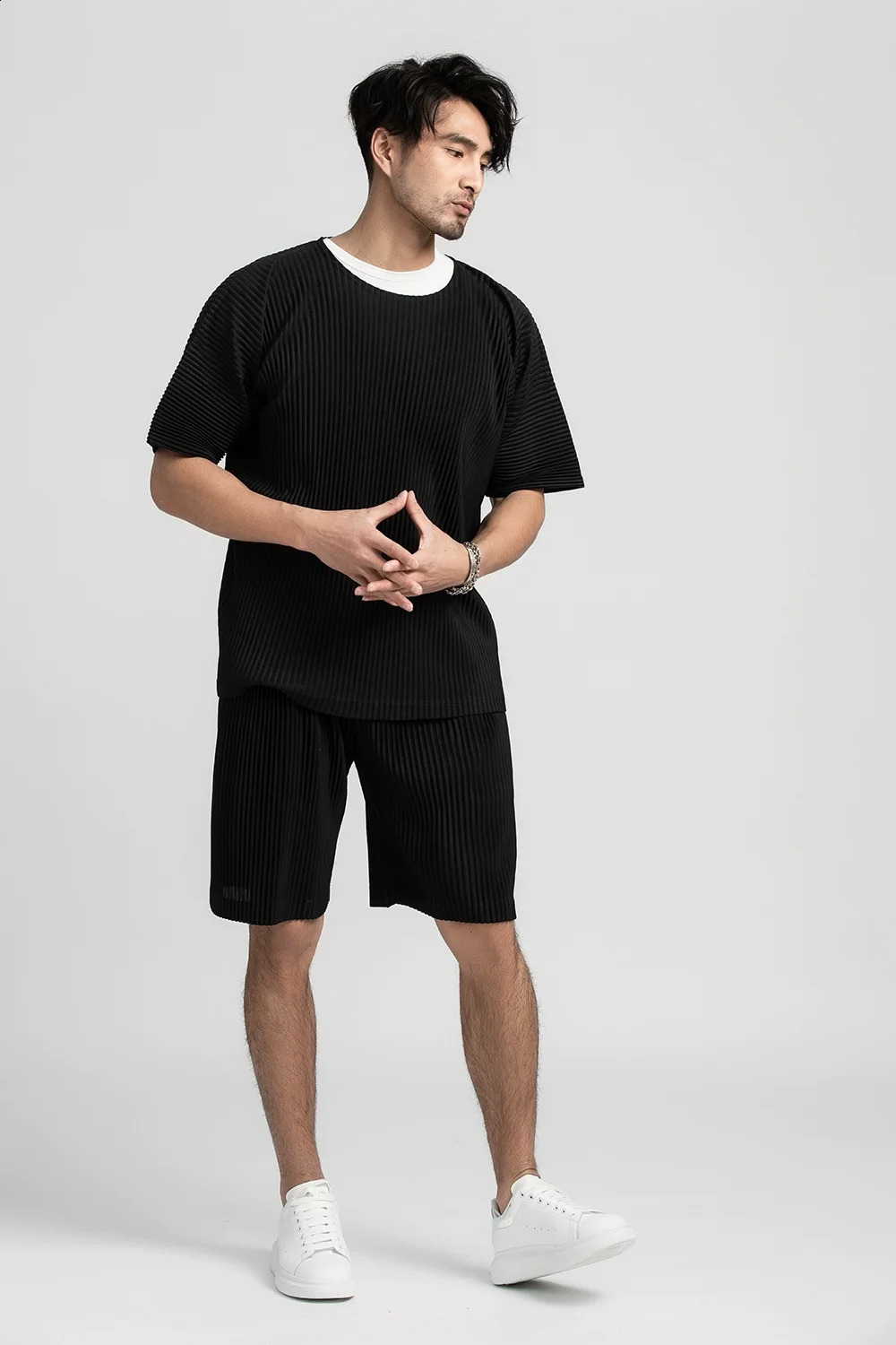 Miyake pleated mens summer shirt short sleeved plain T-shirt fashionable black shirt round neck sports top 240919
