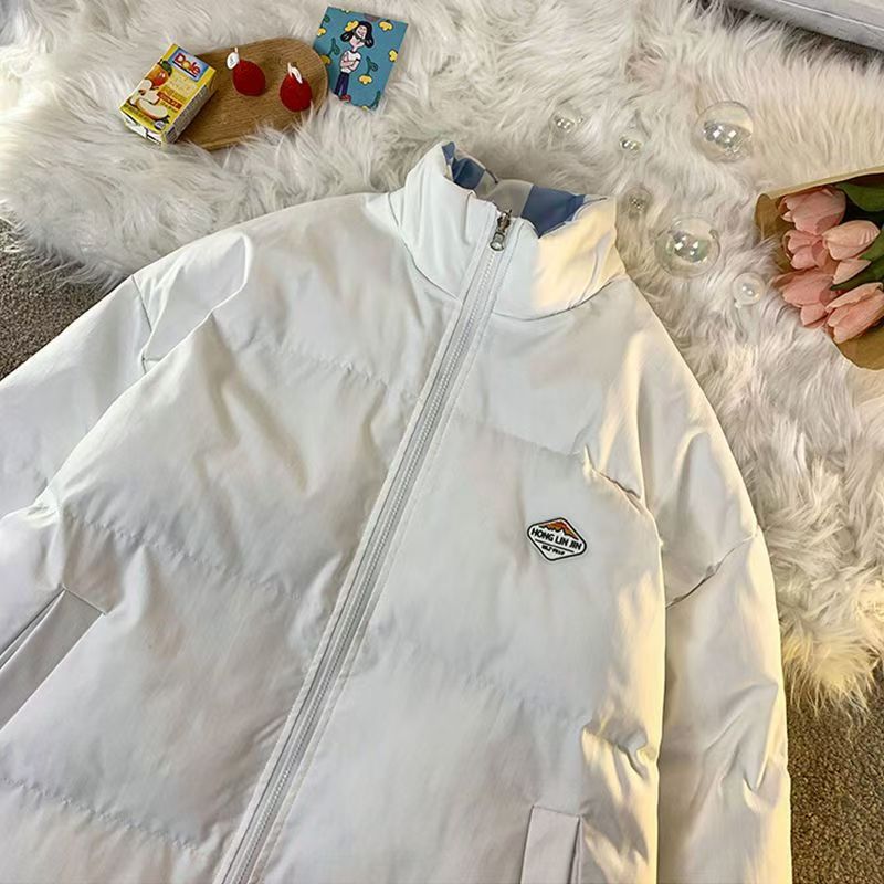 Wearing spring and autumn coats on both sides, men's and women's jacket collars are loose and casual.