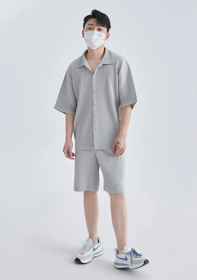 Miyake collar shirt pleated short sleeved mens plain shirt button up mens summer clothing black casual top 240919