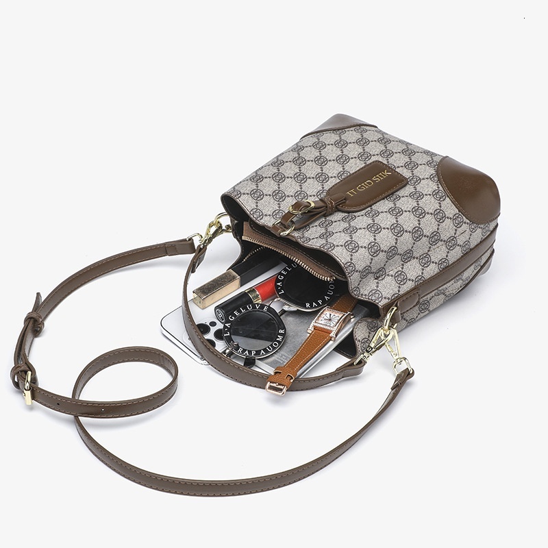 Big women 2024 new versatile large capacity high-end internet celebrity niche shoulder crossbody leather bucket bag