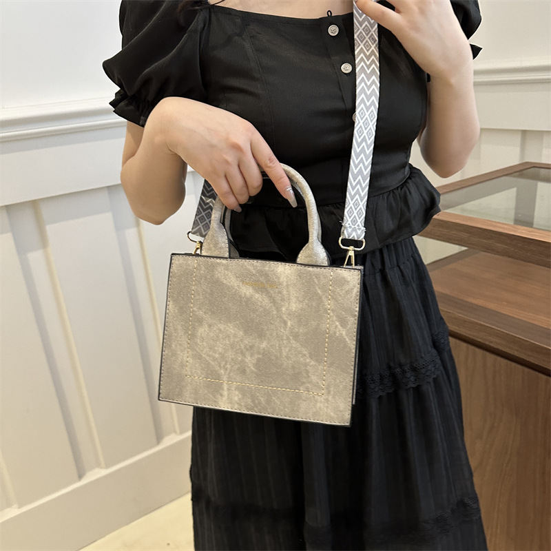 2025 New Korean Style Designer Women's Handheld Fashion Casual Single Shoulder Small Square Bag Trendy Underarm Bag This Year's Popular Cros