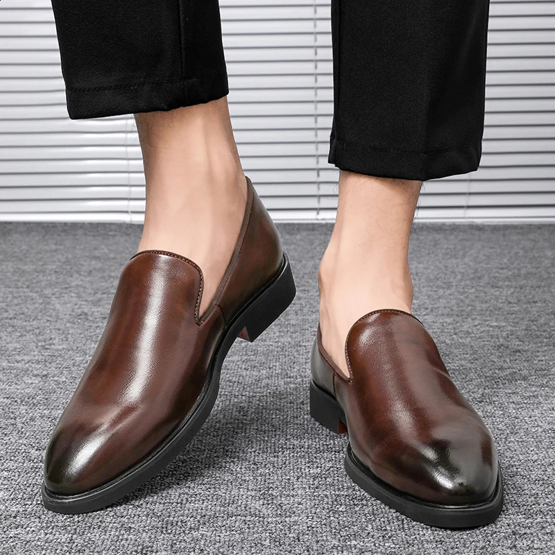 Business Formal Slip-On Leather Shoes Mens Casual Moccasins Black Wedding Shoes Dress Fashion Oxford Shoes Pointed Office Shoes 240918