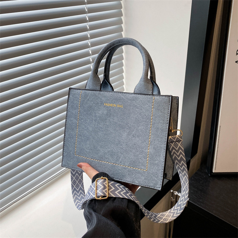 2025 New Korean Style Designer Women's Handheld Fashion Casual Single Shoulder Small Square Bag Trendy Underarm Bag This Year's Popular Cros
