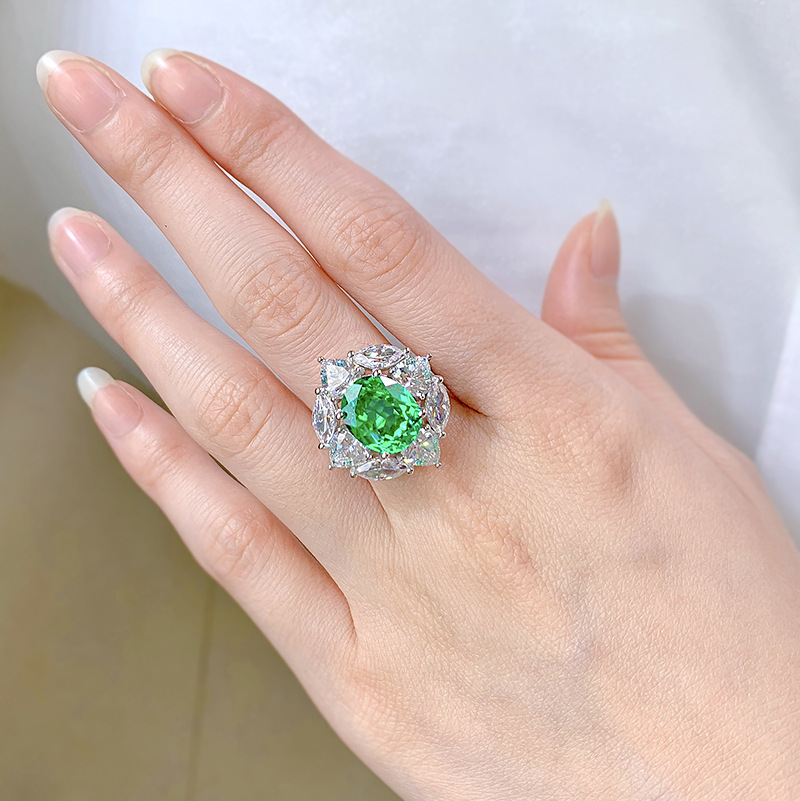 Elegant Oval Cut Emerald Moissanite Wedding Ring in Sterg Sier