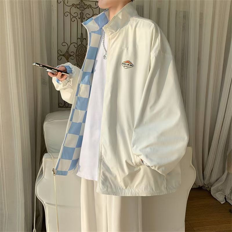 Wearing spring and autumn coats on both sides, men's and women's jacket collars are loose and casual.