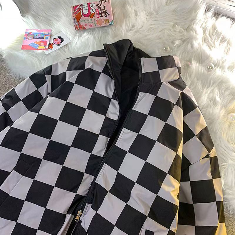 Wearing spring and autumn coats on both sides, men's and women's jacket collars are loose and casual.