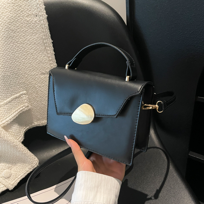 Ladies' New High-end Korean Design Niche Shoulder Personalized Casual Commuting Crossbody Bag Light Luxury Handheld Ladies' Bag Underarm Bag