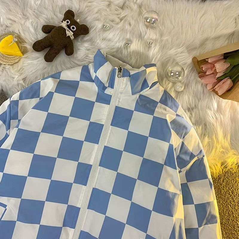 Wearing spring and autumn coats on both sides, men's and women's jacket collars are loose and casual.