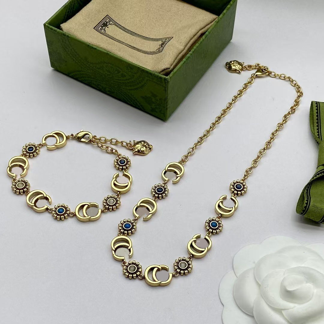 Luxury Designer Floral Alphabet Necklace Women's Gold Charm Bracelet Vintage Jewelry Set Brass Material Wedding party Wedding anniversary gift