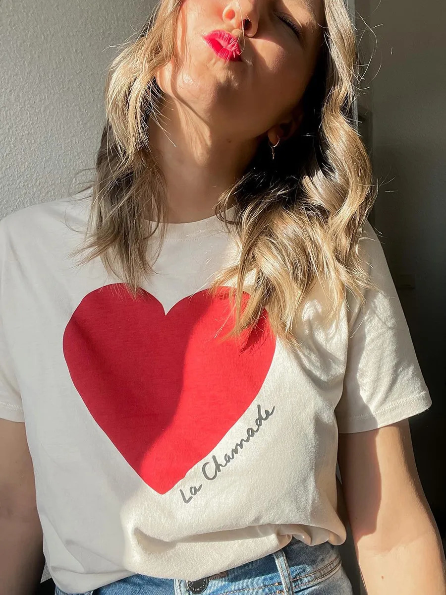 Heart print graphic T-shirt summer womens round neck short sleeved casual fashion T-shirt retro elegant T-shirt womens 240919