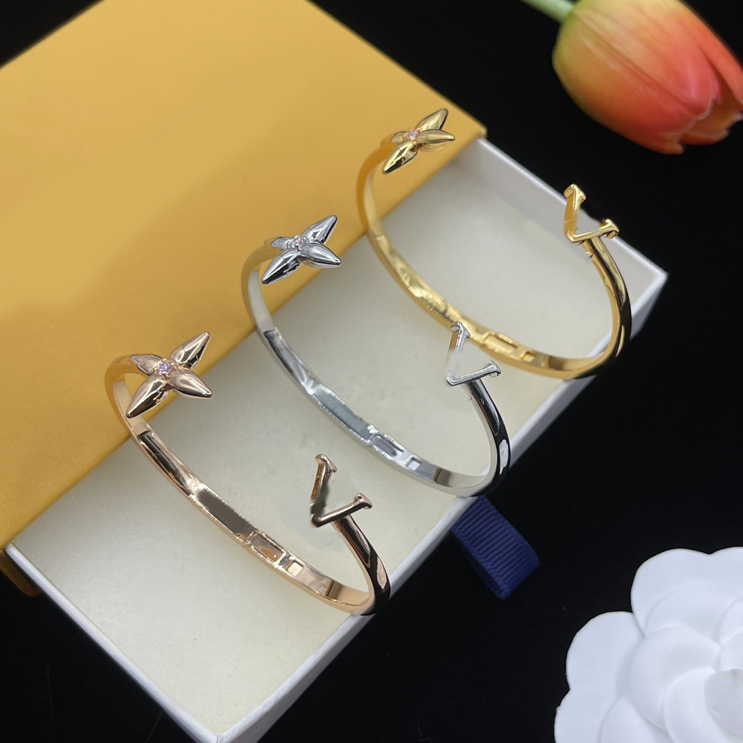Designer Bangles Luxury Letter Clover Charm Bracelets 18K Gold Silver Plated Stainless Steel Wristband Cuff Open Bangles For Women Men Party Fashion Jewelry Gift