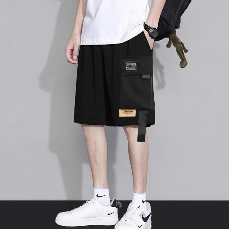 Shorts men outside the summer wearing Korean version of loose fashion ins cargo pants trend with straight casual 240919