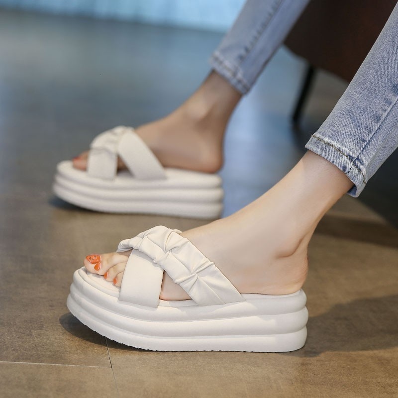 Thick soled 2024 summer new Korean version women's cross over sandals student casual height increasing slippers