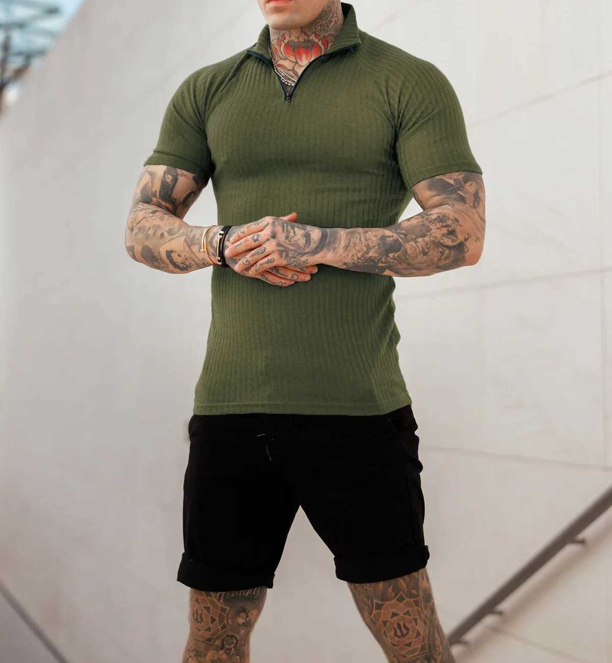 New Mens Slim-fit Multi-color Zipper Standing Collar Polo Shirt Mens Casual Vertical Stripes Short Sleeve Youth Mens WearX240920