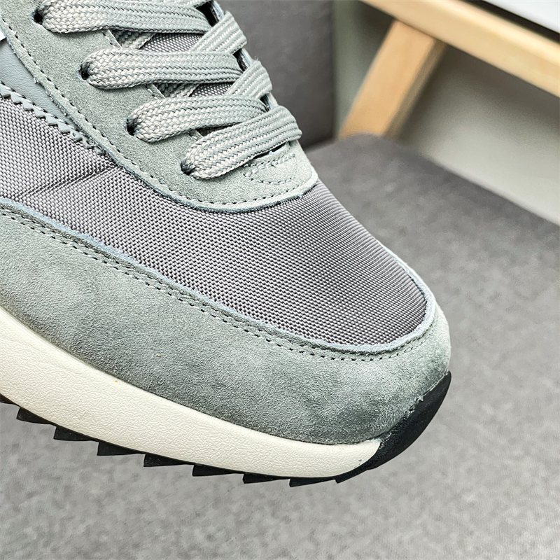 Trendy casual and fashionable running shoes, lightweight and breathable summer sports shoes