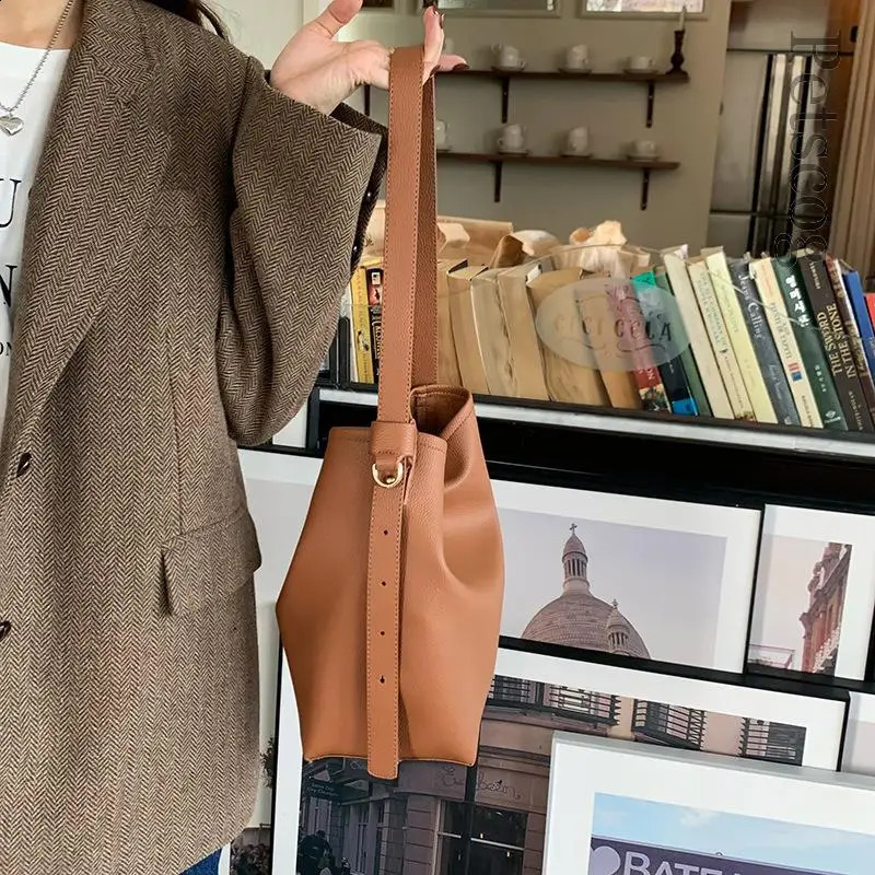 Casual Ladies Handbags Brown Vintage Large Capacity Crossbody Bag Soft Pu Leather Womens Bucket Bags Fashion Shoulder Bags 240918