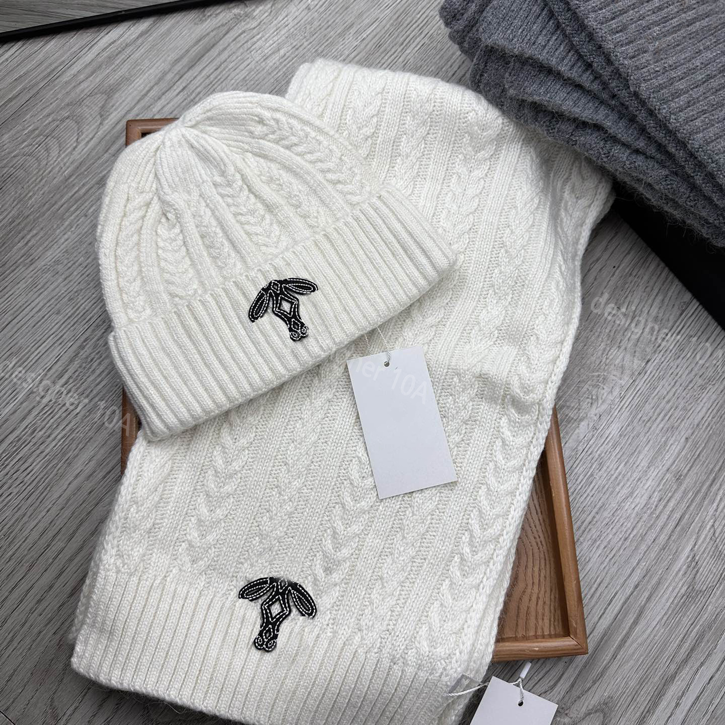 suits beanie bonnet scarf luoewe designer for women men hat Classic winter Breathable ear protection and outdoor warmth Color Trend Casual Pullover Hat high quality