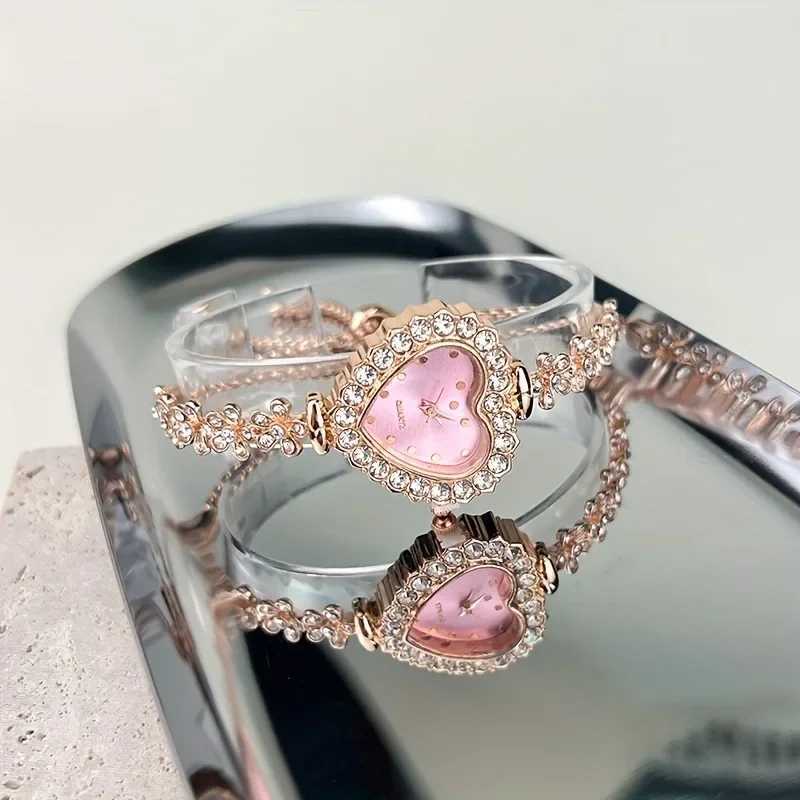 Stylish Cute Heart Sparkling Rhinestone Quartz Womens Watch - Chic Adjustable and AccurateX240920