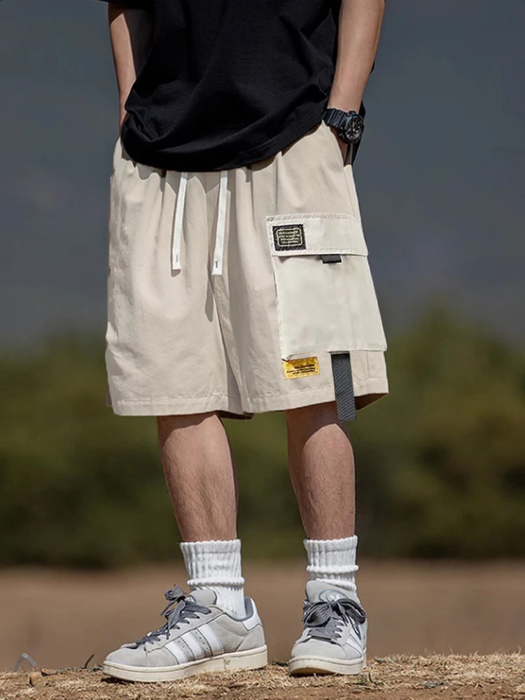 Shorts men outside the summer wearing Korean version of loose fashion ins cargo pants trend with straight casual 240919