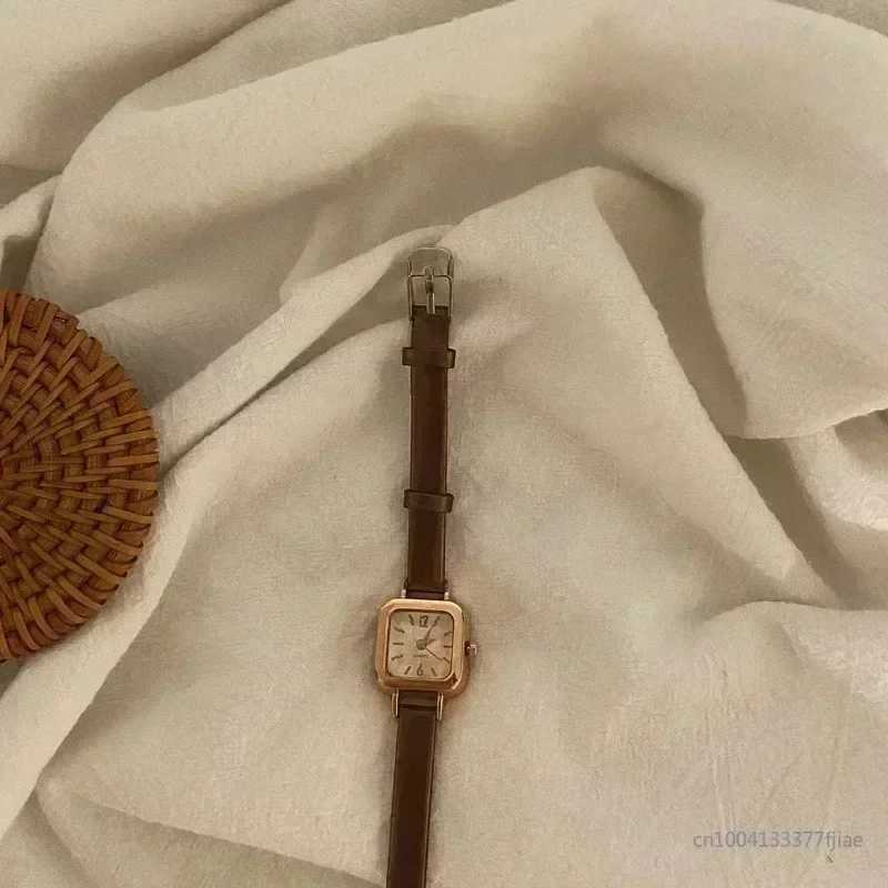 Hot Sales Women Watch Small Square Dial Thin Leather Strap Ladies Wristwatch Elegant Quartz Female Watches Casual reloj mujerX240920