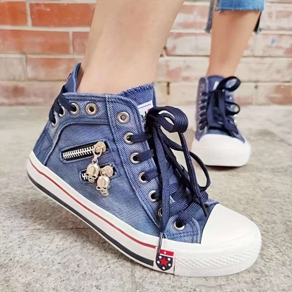 2024 New Women Canvas Shoes Lace Skull Light Blue Retro Denim High Top Sneakers Classic Metal Decoration Casual atillas