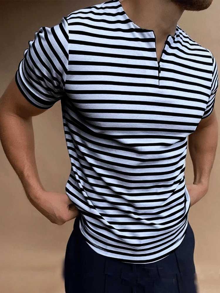 2024 New Fashion Round Neck Zipper Shirts Tee Men Streetwear Office Mens Striped T-shirts Summer Short Sleeve Slim Pullover TopsXJ240920