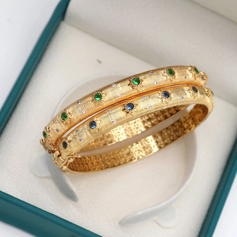 Italian 18K Solid Gold Plated Bangles Womens Luxury Jewelry with Emerald Retro Open Bracelets Luxury Bracelet 240909