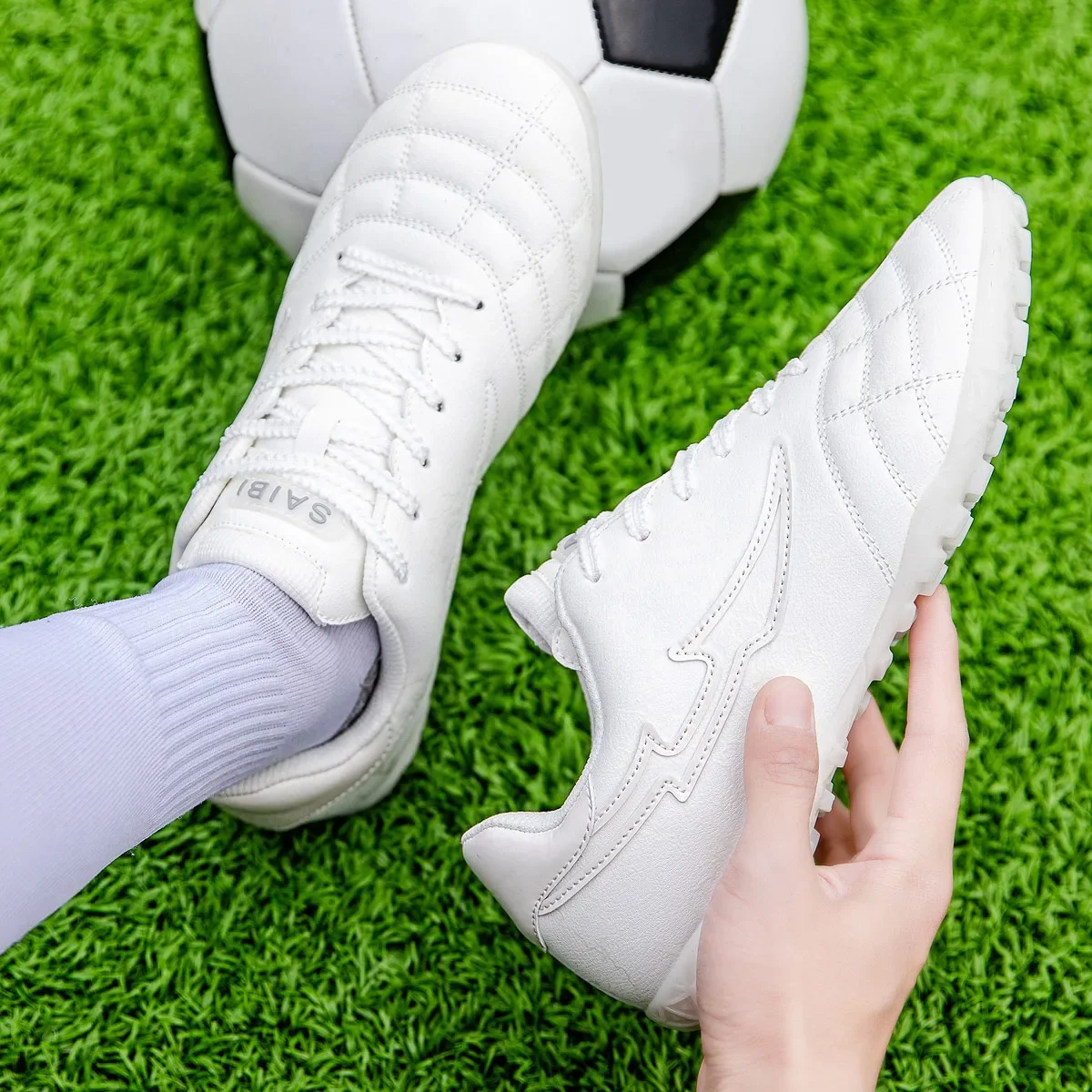 Teenager's Professional Field Soccer Cleat Outdoor Quality Grass Training Sneakers New Low-top Football Boots Men's Soccer Shoes