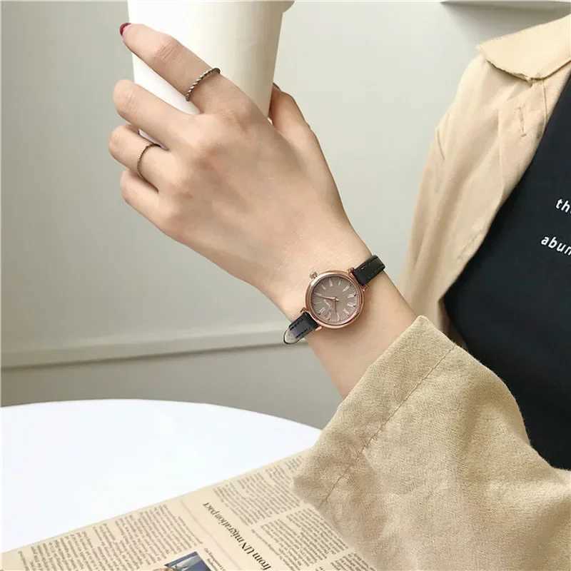 Retro Fashion Women Watches Small Round Dial Ladies Wristwatches Vintage Leather Bracelet Watch Female Clock Relogio FemininoX240920