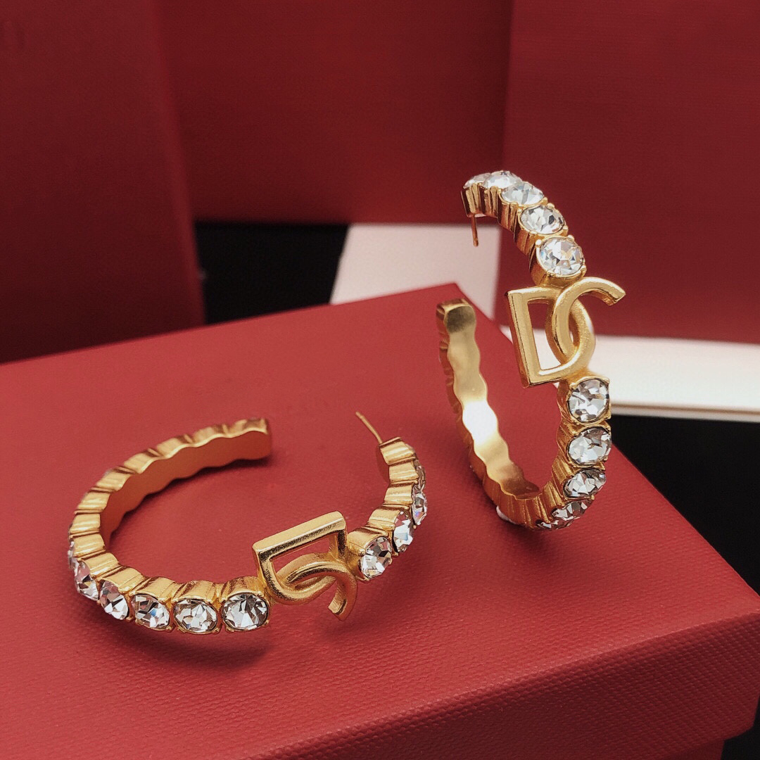 Simple and elegant designer earrings Luxurious and stylish earrings are perfect for wedding parties