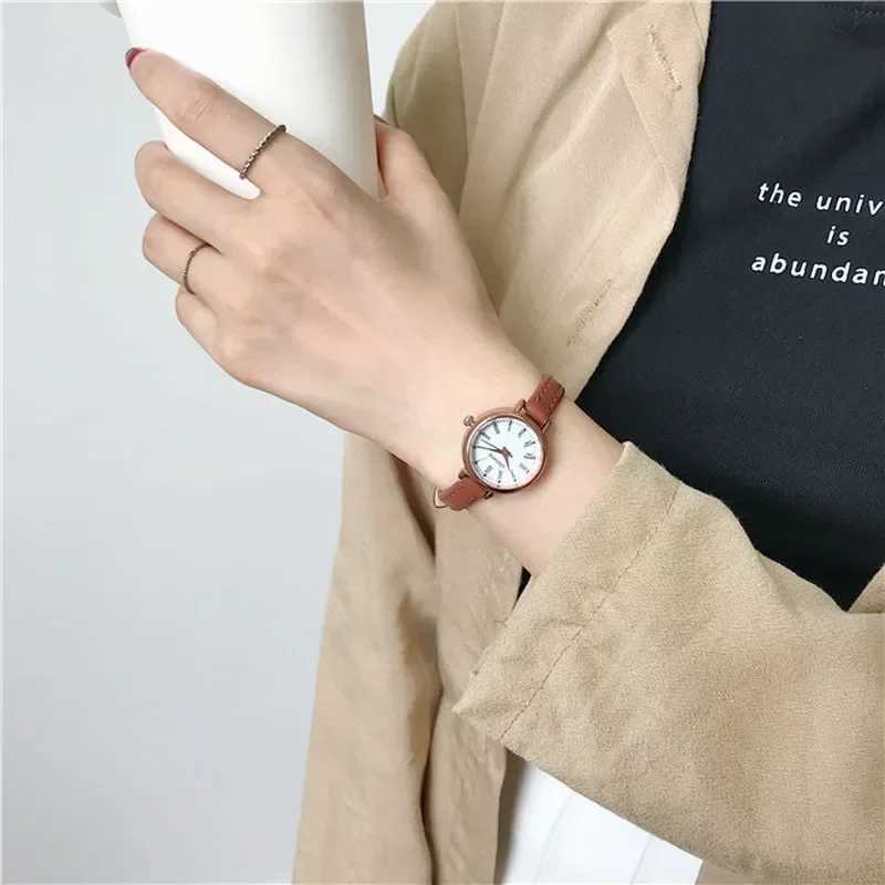 Retro Fashion Women Watches Small Round Dial Ladies Wristwatches Vintage Leather Bracelet Watch Female Clock Relogio FemininoX240920