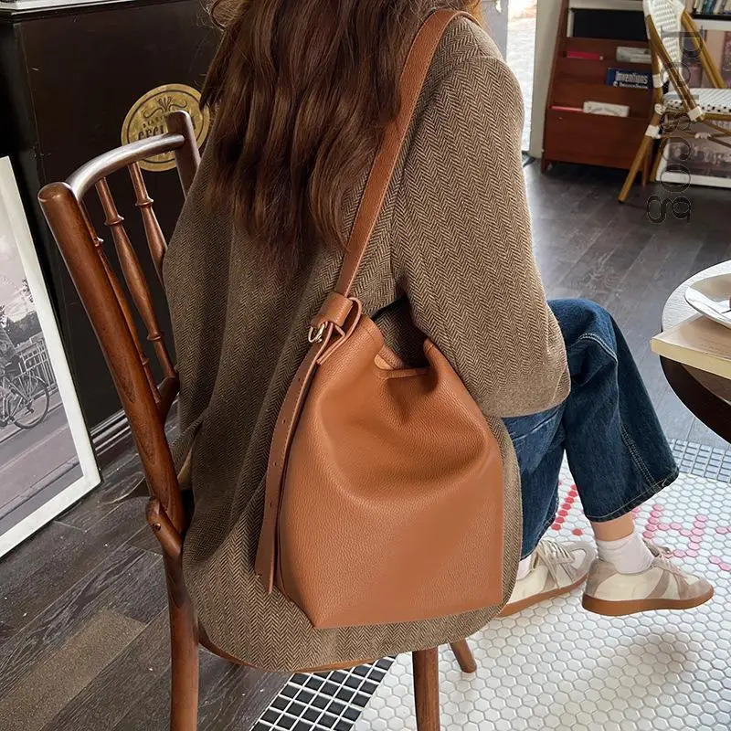 Casual Ladies Handbags Brown Vintage Large Capacity Crossbody Bag Soft Pu Leather Womens Bucket Bags Fashion Shoulder Bags 240918
