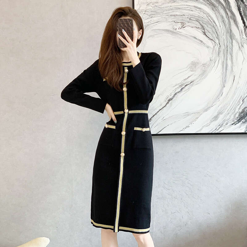 Hallowmas Xiaoxiangfeng slim knit for women in autumn and winter 2024 new long sleeved base Hepburn black dress